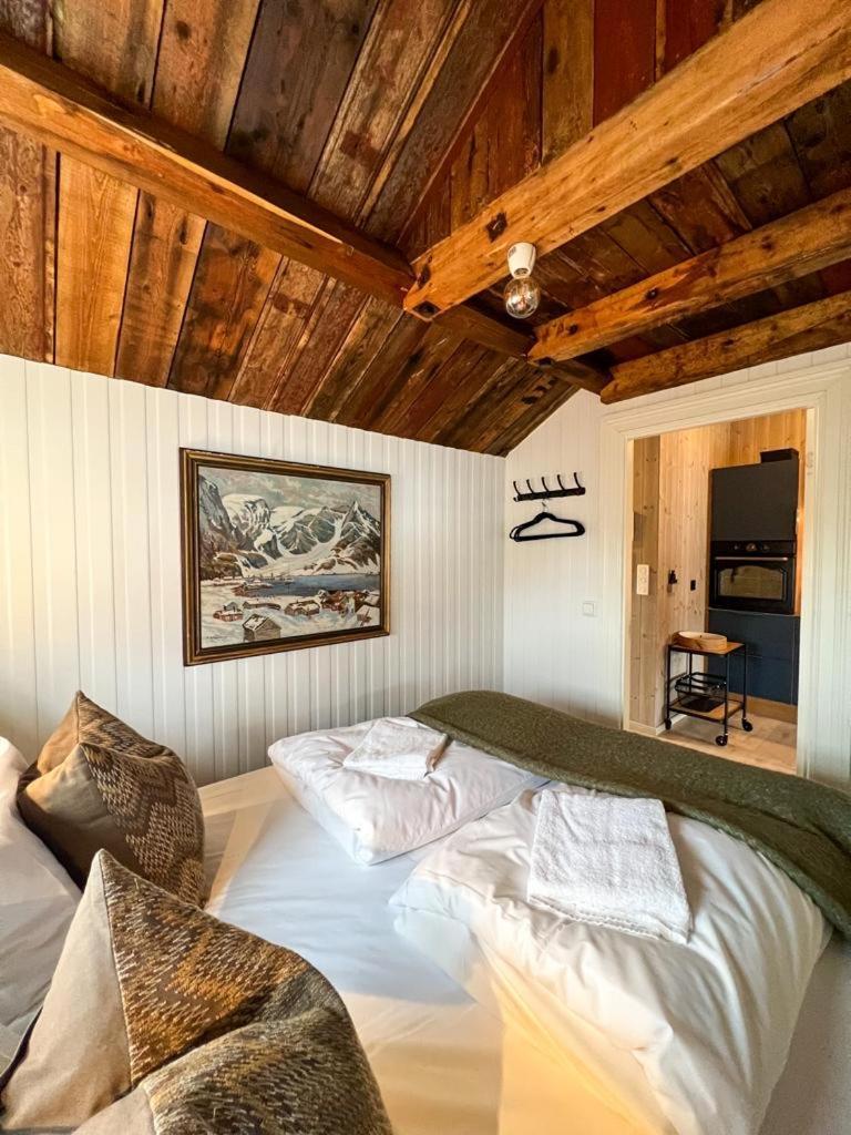 Lofoten Suite Apartments - Rostad Retro Rorbuer Reine Exterior photo
